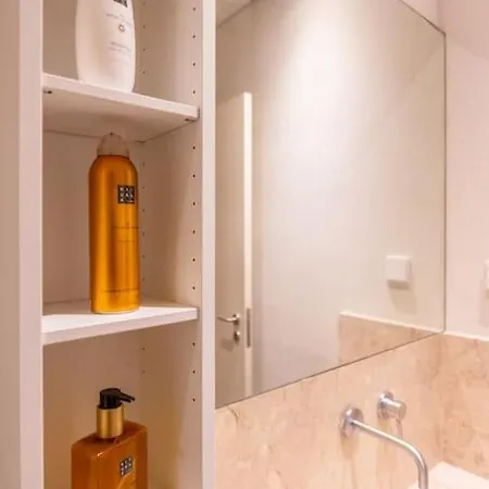 Sunny Bica - Downtown Large Apartment